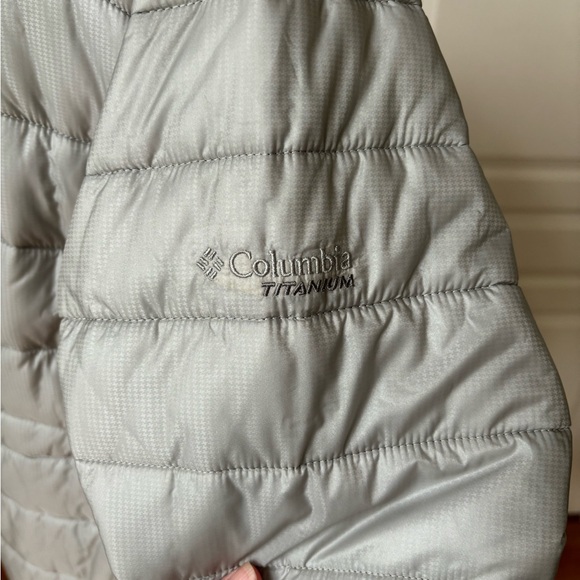 Women’s large Columbia titanium, two-piece with detachable hood and snow belt. - Picture 13 of 15